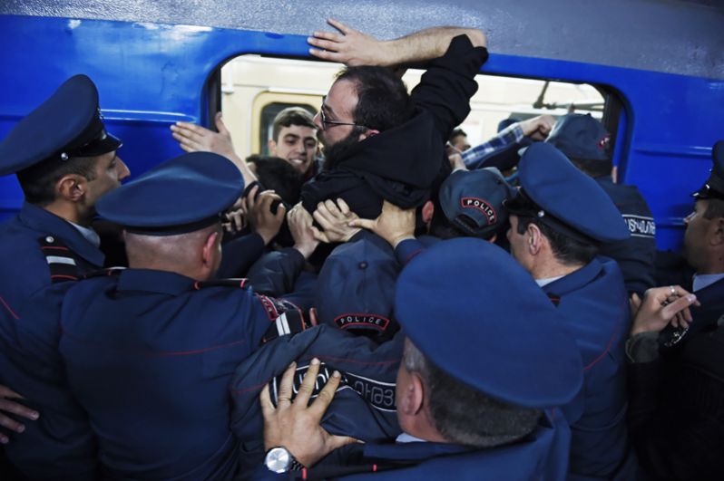 Сотрудники правоохранительных органов разблокируют вагон электропоезда Ереванского метрополитена, заблокированный участниками акции гражданского неповиновения.