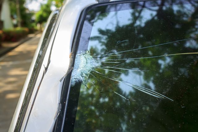 Ремонт трещин и сколов на лобовом стекле автомобиля в СПб
