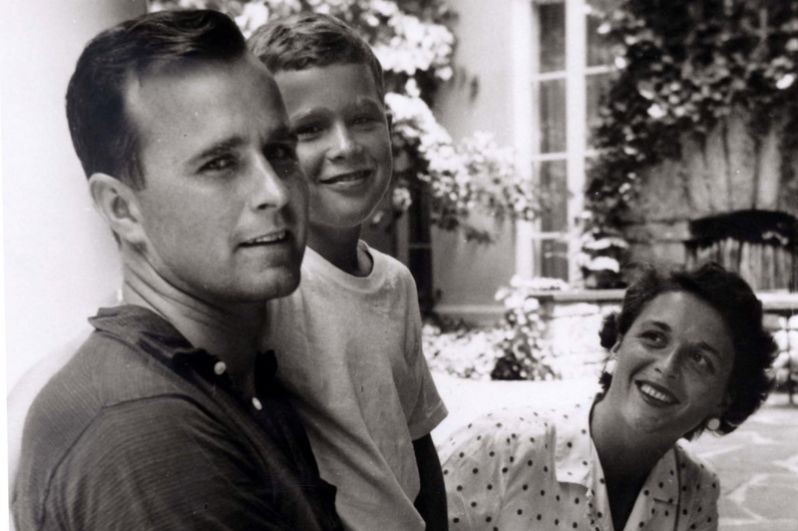 Джордж Буш-старший и Барбара Буш с сыном, Джорджем Бушем-младшим. 1955 год.
