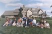 Семья Бушей перед их домом в Кеннебанкпорте, штат Мэн. 1986 год.
