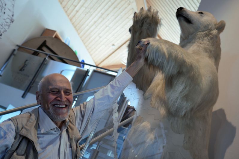 Телеведущий Николай Дроздов с чучелом белого медведя в поселке Лонгиербюен на Западном Шпицбергене. 2015 год.