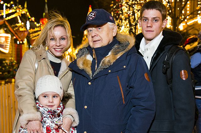 Олег Табаков, Марина Зудина с сыном Павлом и дочерью Машей. Декабрь 2014 г.