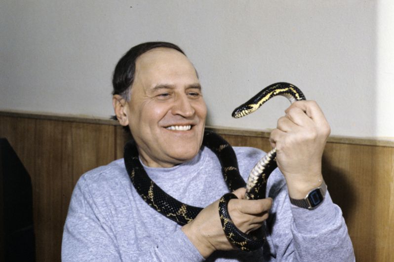 Николай Дроздов, ведущий телепередачи «В мире животных», в телецентре на Шаболовке. 1993 год.
