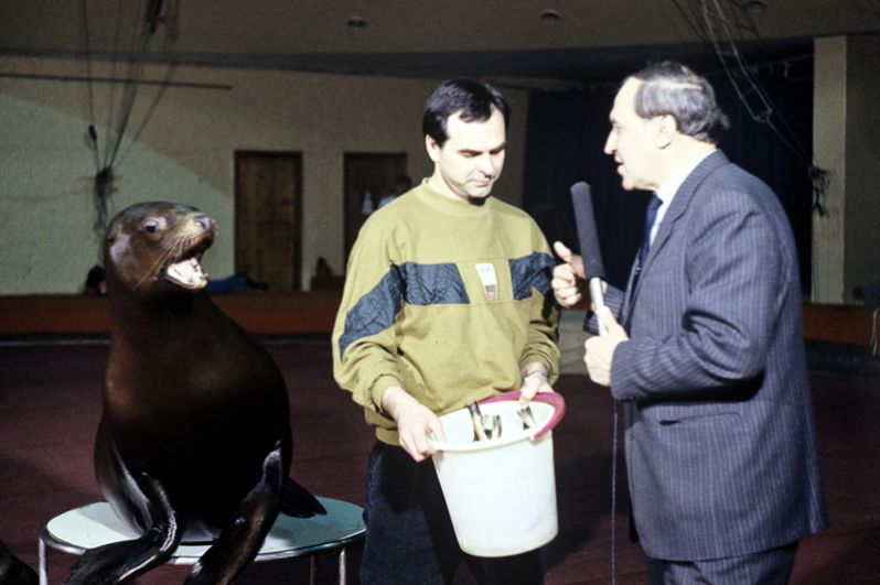 Николай Дроздов берет интервью у дрессировщика морских львов Николая Тимченко. 1993 год.