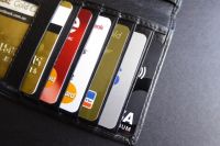 Доля покупок, совершаемых с использованием платежных карт выросла за год на треть.