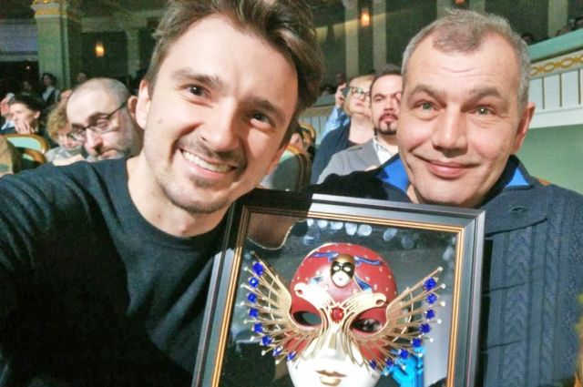 Исполнитель главной роли Виталий Федоров (слева) и режиссёр Константин Кучикин с почётным «трофеем».