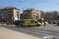 Рядом с попавшим в ДТП автобусом стояла машина скорой помощи.