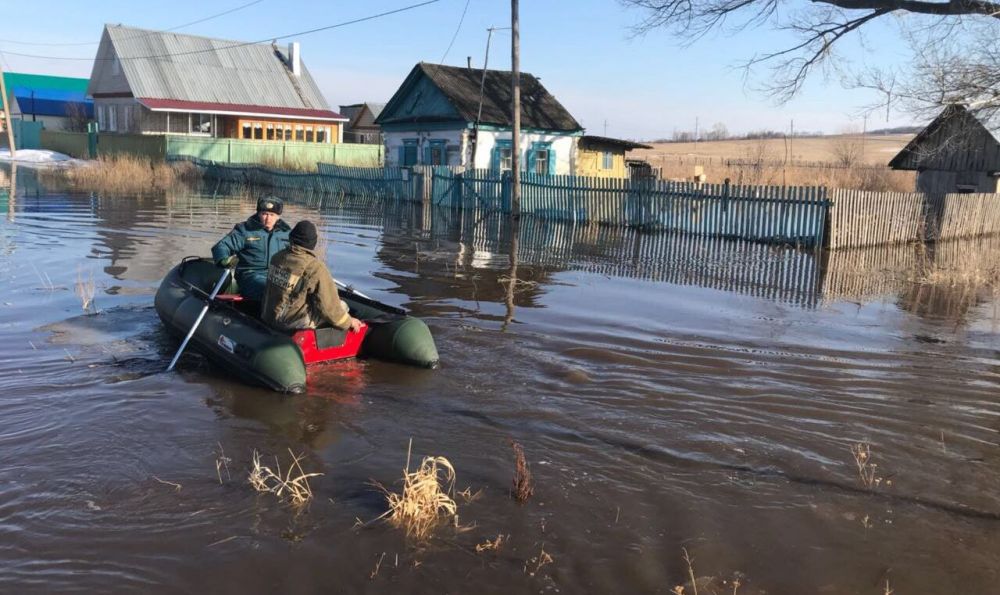 Река Тайрук вышла из берегов в селе Байгузино Ишимбайского района 6 апреля.