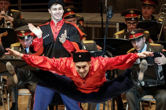 Так зажигательно танцуют артисты балета Академического ансамбля песни и пляски Российской армии имени Александрова.