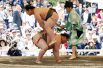 Выступление борцов сумо во время ежегодного турнира в Токио, Япония.