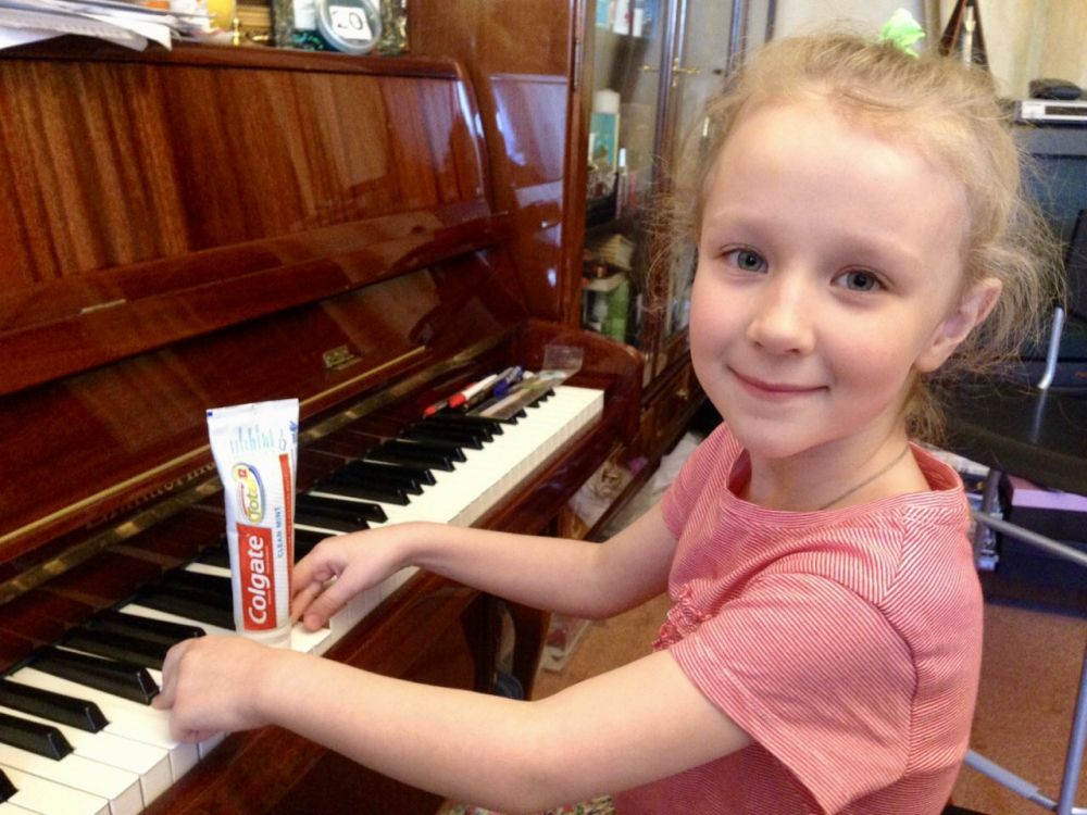 Вера Гусева: «Colgate Total помогает мне уверенно улыбаться на концерте для мамы!»