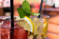 Безалкогольные напитки из натуральных ингредиентов помогут снять стресс.