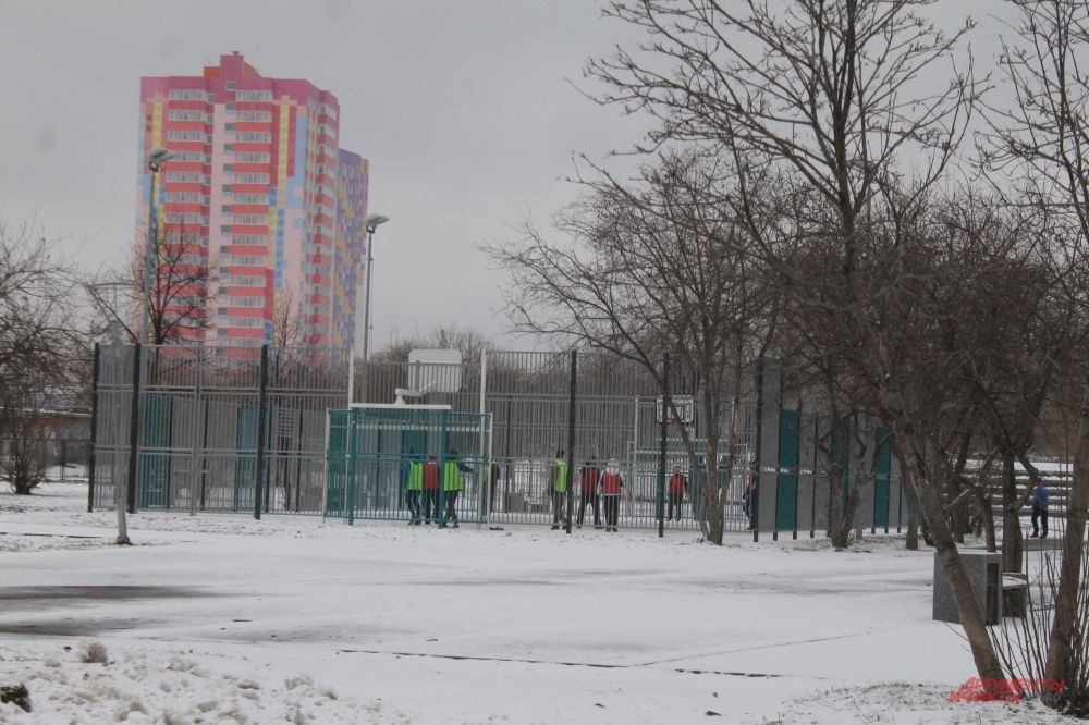 Снегопад футболу не помеха.