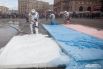 Пожарные также решили изобразить на площади российской триколор при помощи подкрашенной пены, которую заливали в установленную на земле рамку