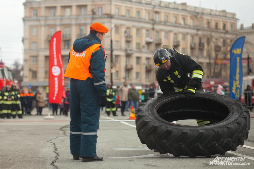 Участникам соревнований также необходимо было переместить тяжёлую покрышку