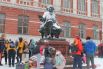 В городе проходит Большая Георгиевская игра. Участники около памятника Ф.Х. Гралю, который вновь накинул снежный халат