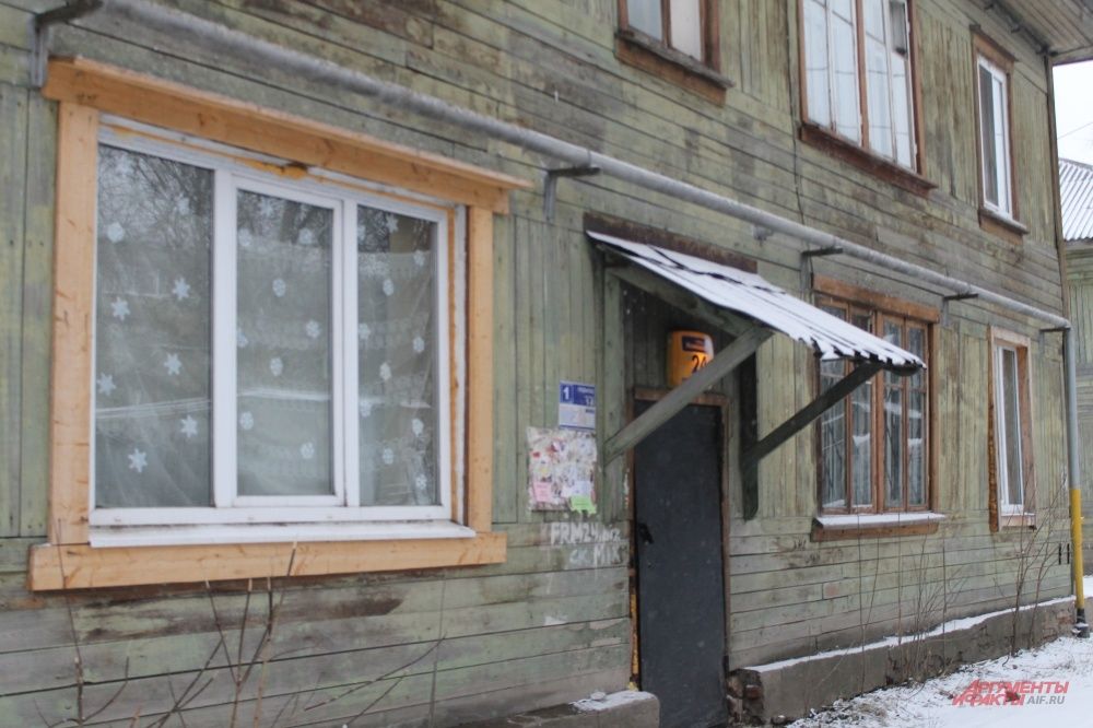 Кто-то как знал, что зима ещё не ушла окончательно, и оставил новогодние снежинки на стекле