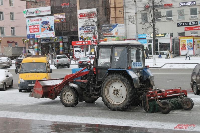 На улицы вышла снегоуборочная техника