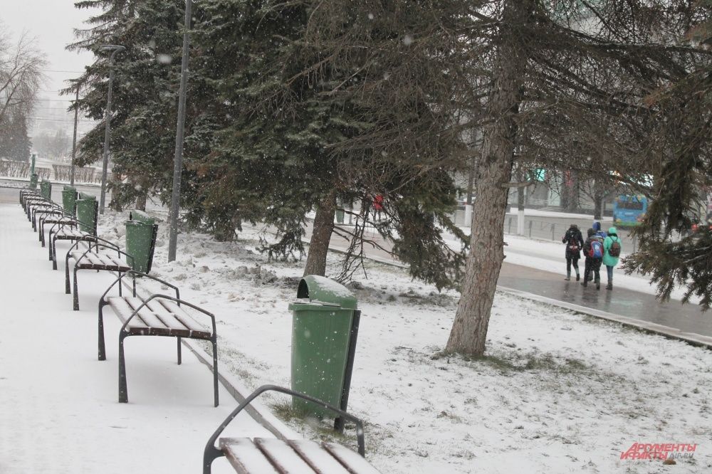 Заснеженные лавочки около Театра-Театра