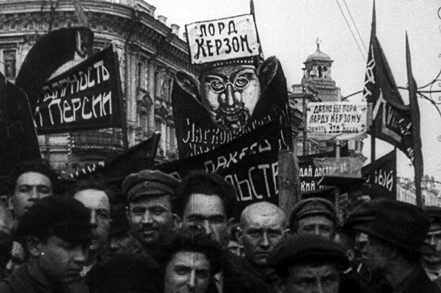 Демонстрация протеста против ультиматума Керзона. Петроград, 1923 г.