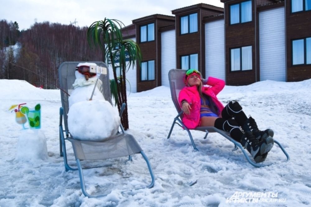 Особый климат Байкальска позволяет чувствовать себя комфортно на снегу и даже загорать.