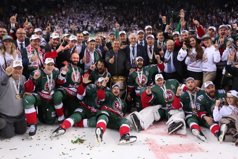 На финале присутствовал и президент Татарстана Рустам Минниханов, который тоже любит играть в хоккей.