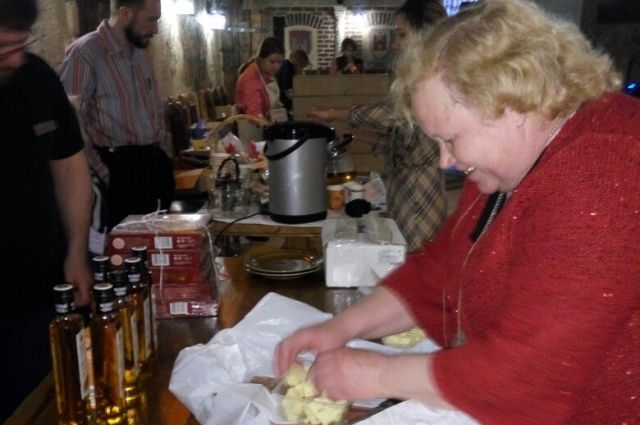 Хелью Маяк щедро угощала гостей форума сыром и пирогами
