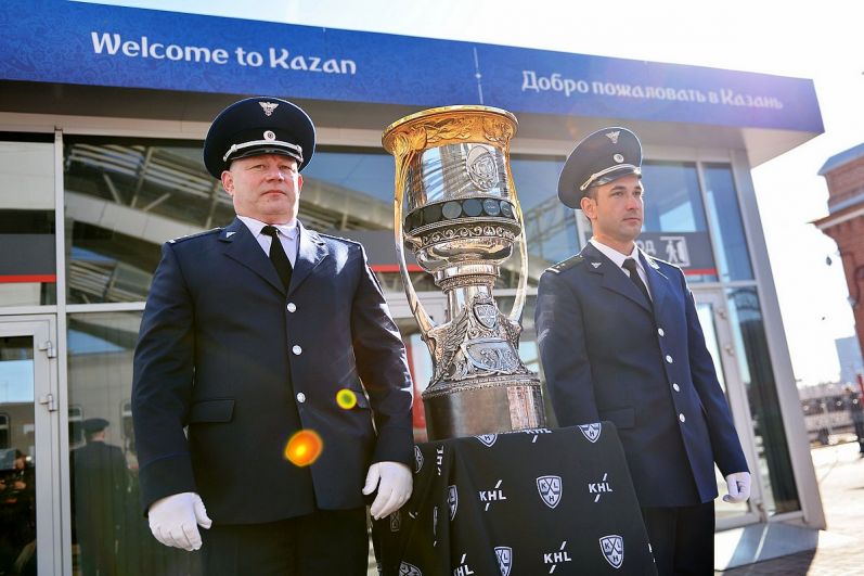 Кубок Гагарина привезли в Казань накануне матча. 