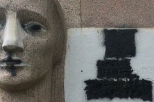 Антисемитский лозунг: в Полтаве вандалы осквернили памятник жертвам нацизма