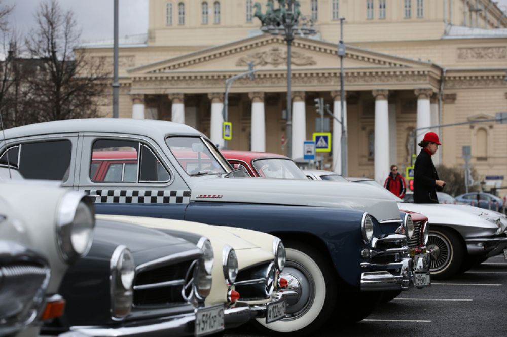 На старте ралли классических автомобилей в Москве.