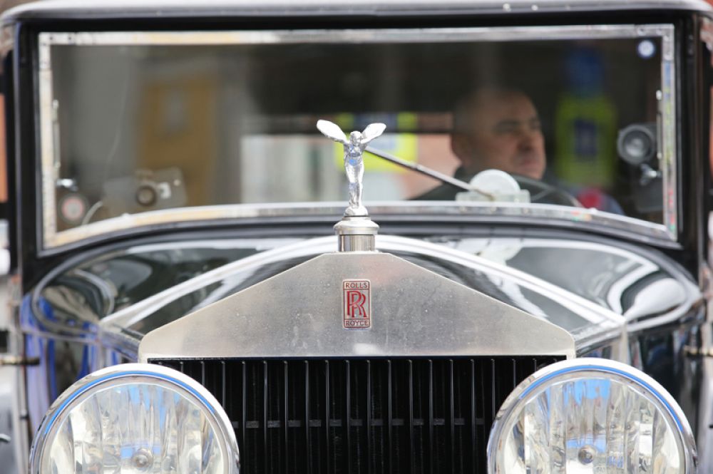 Автомобиль Rolls-Royce, участвующий в ралли.
