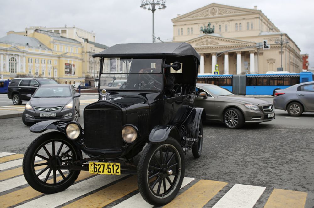 Ретроавтомобиль, участвующий в ралли.