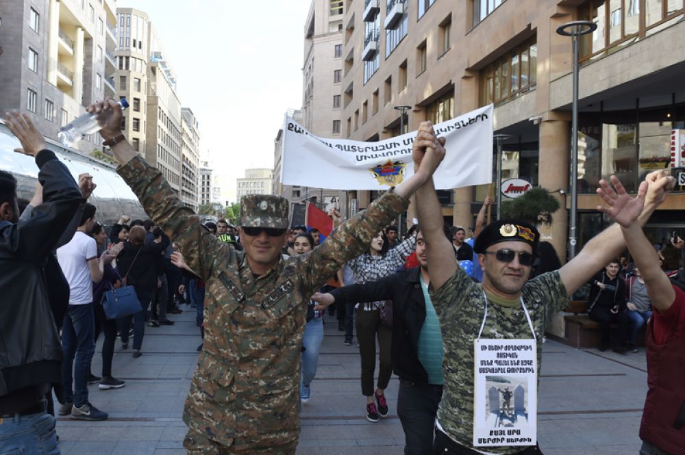 Участники митинга в Ереване в связи с отставкой премьер-министра Сержа Саргсяна.