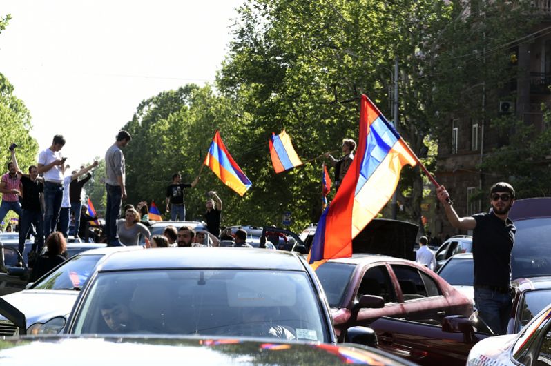 Участники митинга в Ереване в связи с отставкой премьер-министра Сержа Саргсяна.