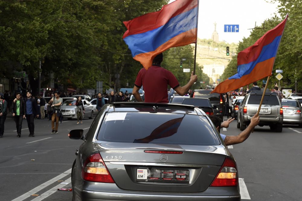 Участники митинга в Ереване в связи с отставкой премьер-министра Сержа Саргсяна.