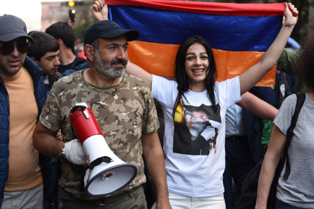Лидер протестного движения «Мой шаг» Никол Пашинян (второй слева) на митинге в Ереване в связи с отставкой премьер-министра Сержа Саргсяна.