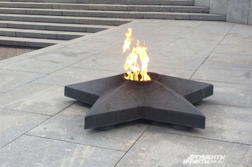 Красноярск. Вечный огонь у Мемориала Победы.
