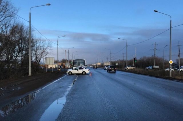 В Оренбурге водитель Nissan врезался в автобус, есть пострадавший.