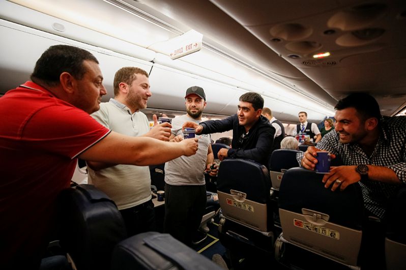 Армяне, летящие рейсом из Киева в Ереван, празднуют отставку премьер-министра Сержа Саргсяна.