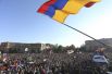 Участники митинга в Ереване в связи с отставкой премьер-министра Сержа Саргсяна.
