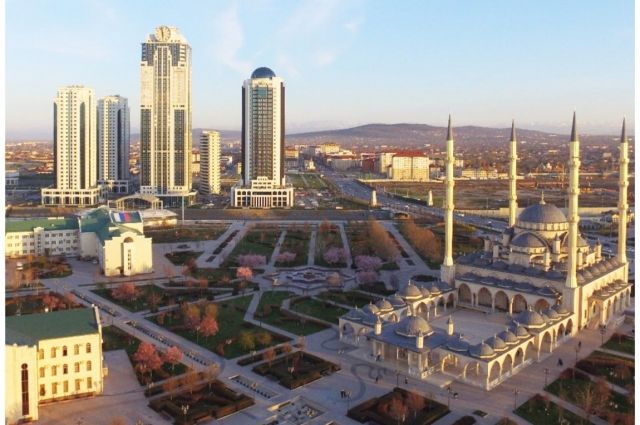 В Грозный едут посмотреть, в первую очередь, на самую  большую мечеть в Европе «Сердце Чечни» и комплекс высоток на берегу Сунжи «Грозный-сити».