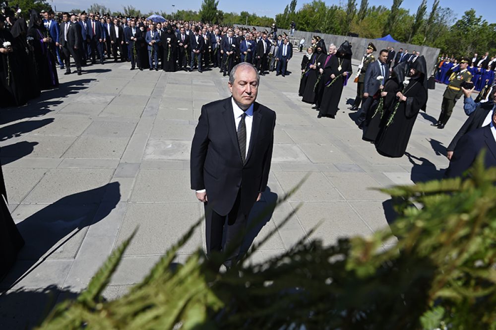 Президент Армении Армен Саркисян на церемонии возложения цветов к Вечному огню у Мемориала жертв геноцида армян «Цицернакаберд» в Ереване.