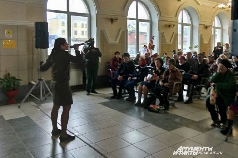 Уяр. Встреча с ветеранами и жителями города на железнодорожном вокзале.