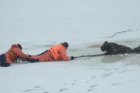 Одного из трёх провалившихся рыбаков вытащили из ледяной воды спасатели.