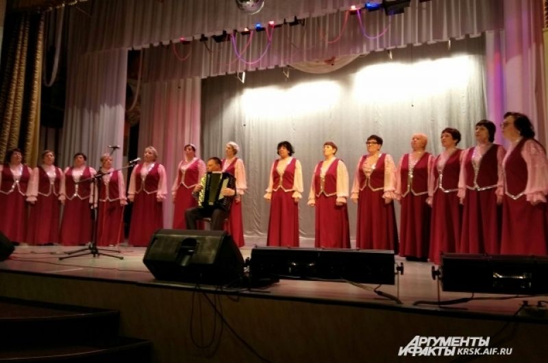 Творческие коллективы пос. Тасеево приняли участие в совместном концерте.