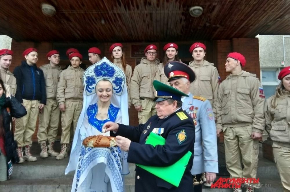 В посёлке Тасеево участников автопробега встречали хлебом-солью.