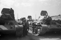 Сталинград, август 1942 года. Тракторный завод. Танкисты получают новую партию танков Т-34 для отправки на фронт.