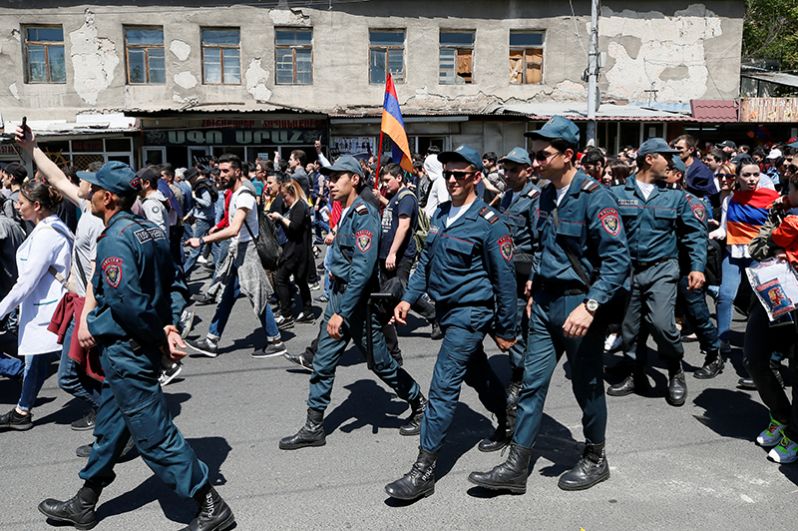 Участники митинга оппозиции в Ереване.