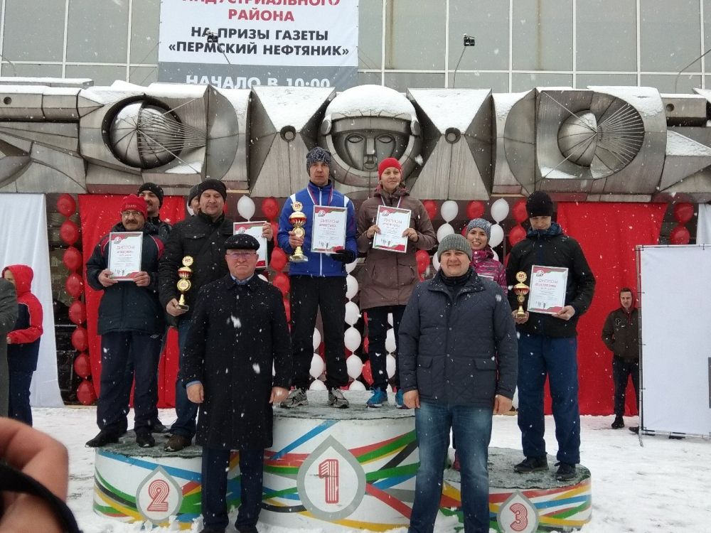 Победители в забеге сотрудников предприятий.