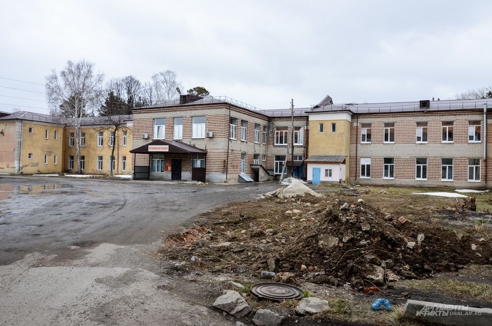 Как считают городские власти, делать капитальный ремонт в поликлинике нецелесообразно. Поэтому - недострой подлежит сносу, а рабочая поликлиника будет стоять до того момента, пока не построят новую.